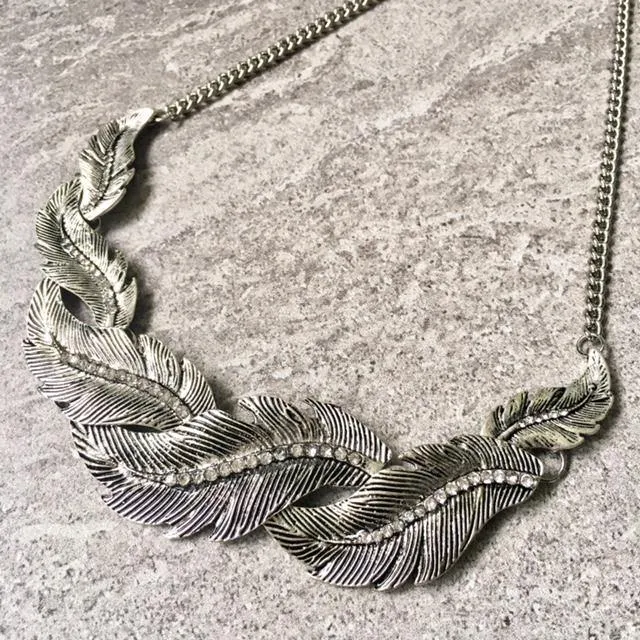 ANTIQUE PEWTER SILVER SHORT DIAMANTE LEAF CHOKER NECKLACE