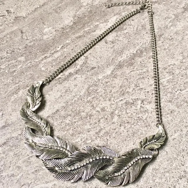 ANTIQUE PEWTER SILVER SHORT DIAMANTE LEAF CHOKER NECKLACE