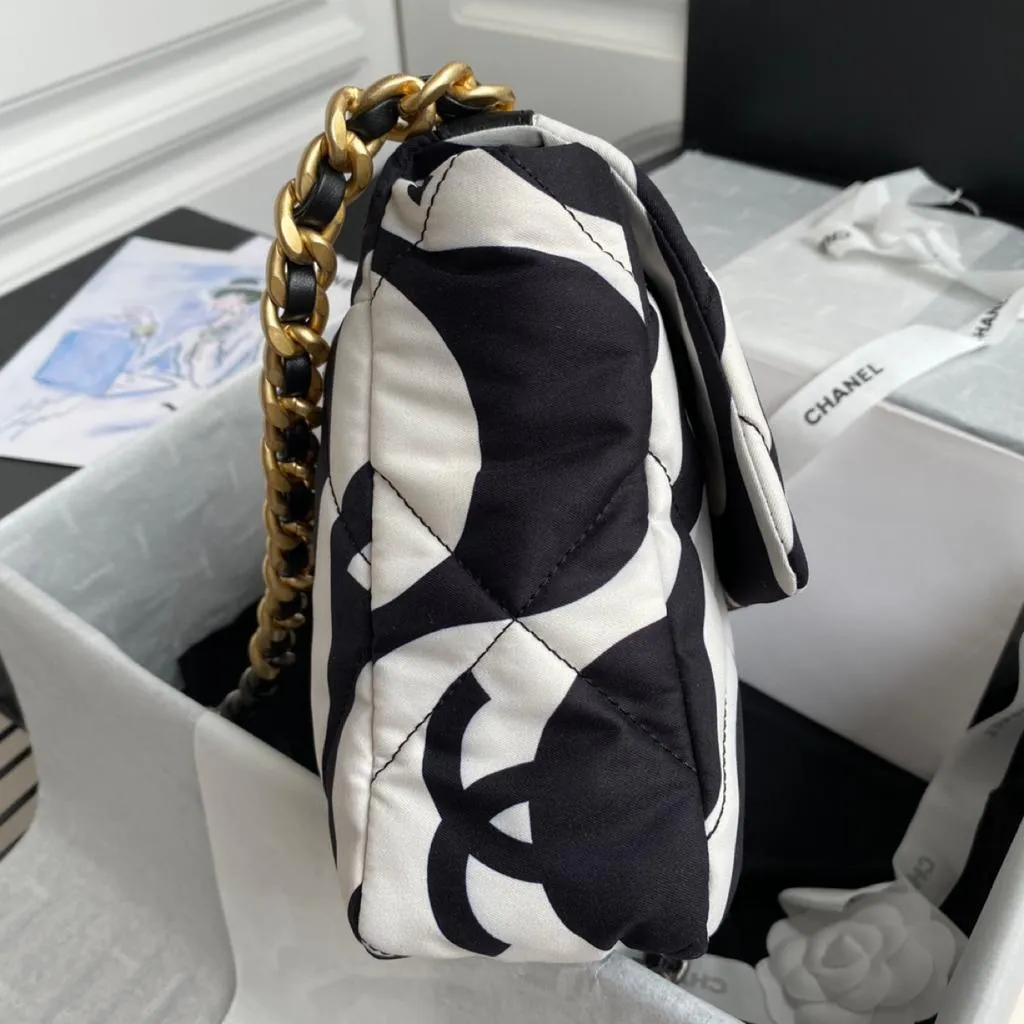 CHL 19 Large Flap Bag White/Black For Women, Women&#8217;s Bags, Shoulder And Crossbody Bags 10.2in/26cm AS1161 B05179 NB405